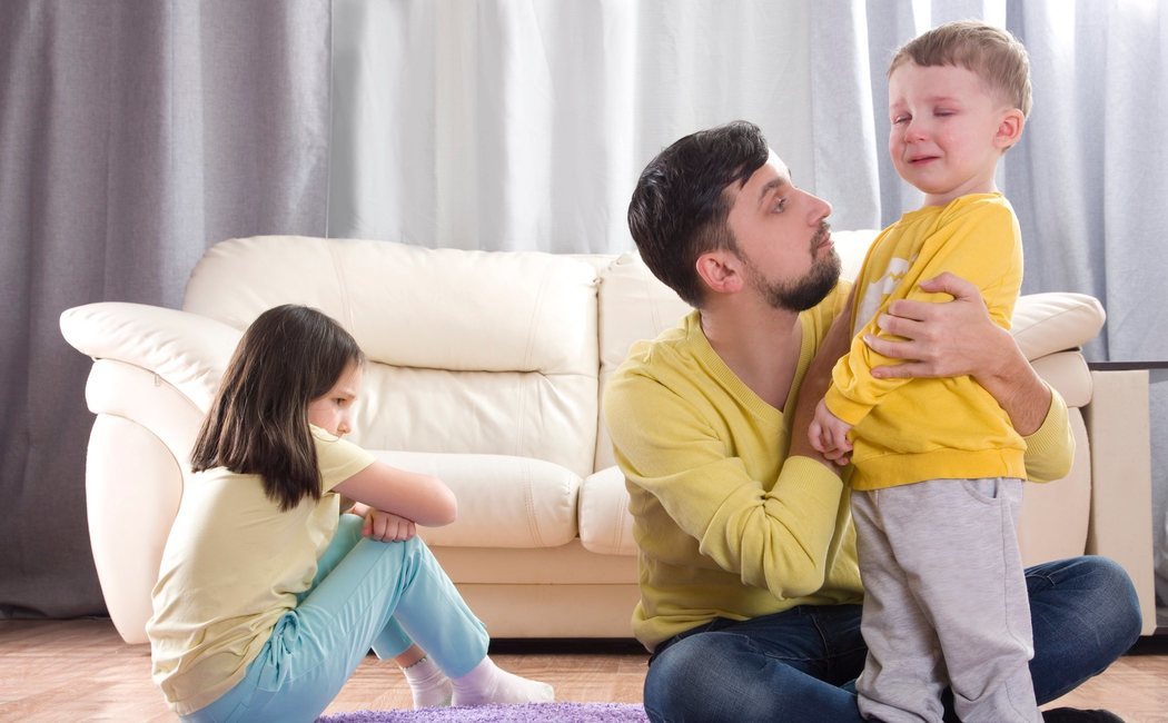 Cómo evitar la envidia entre hermanos