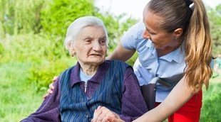 El desafío psicológico que supone cuidar a una persona con Alzheimer